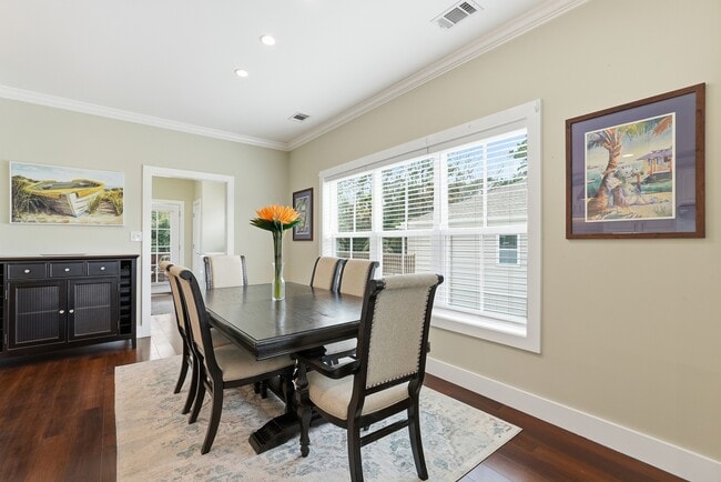 Building Photo - Prime Coastal Location!