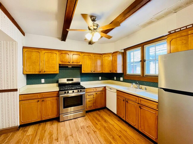 Kitchen with microwave - 8009 Portland Ave