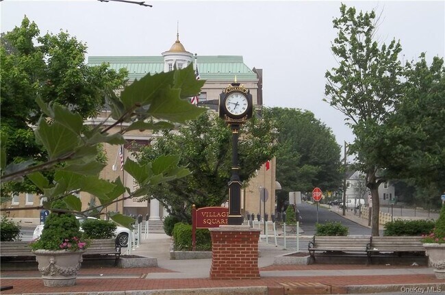 Building Photo - 100 Main St