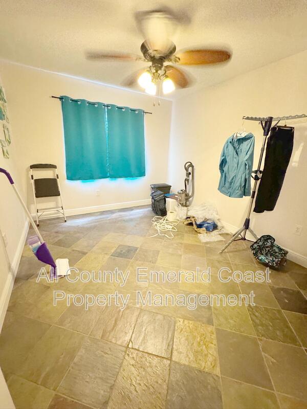 Building Photo - 105 Country Club Dr