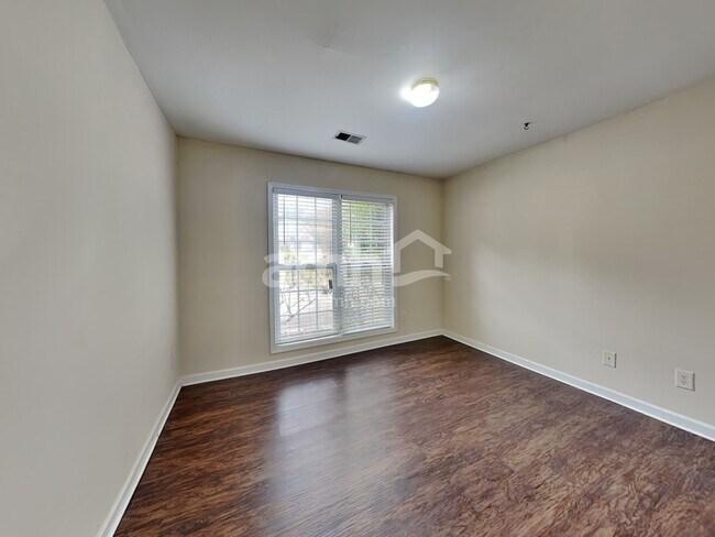 Building Photo - 190 Cedarhurst Rd