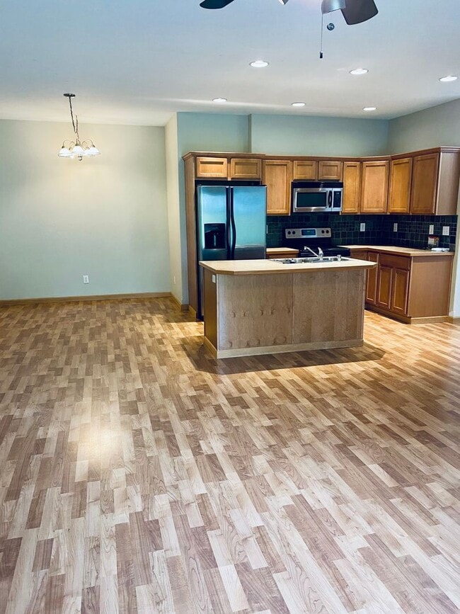 Building Photo - 512