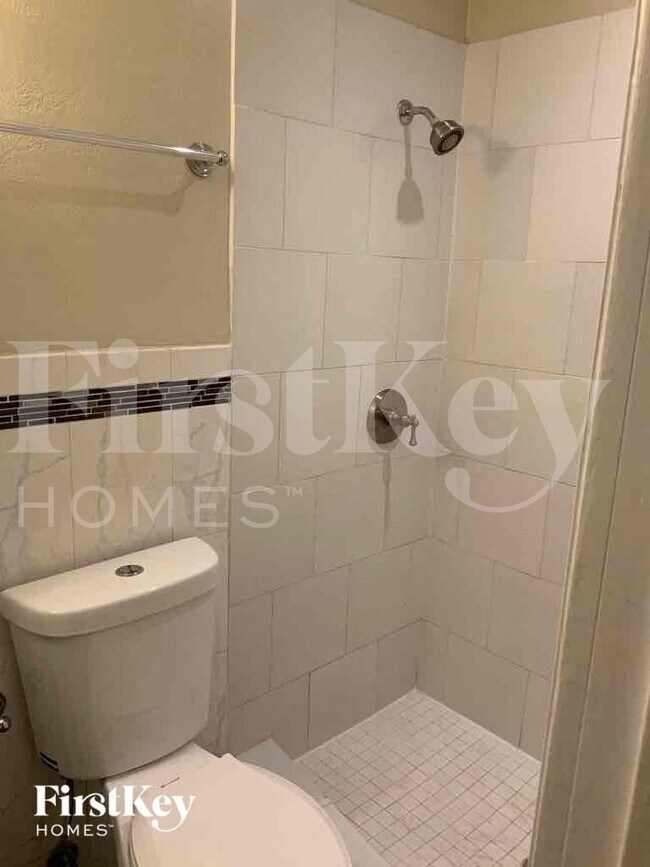 Building Photo - 1302 Crest Dr