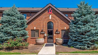 Building Photo - 9750 Lake Shore Dr E