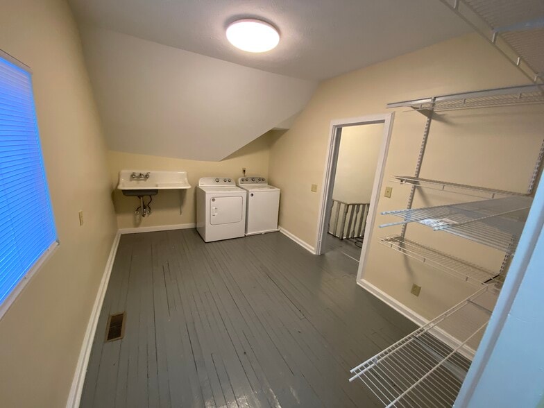 Laundry/walk in closet - 358 Kingwood St