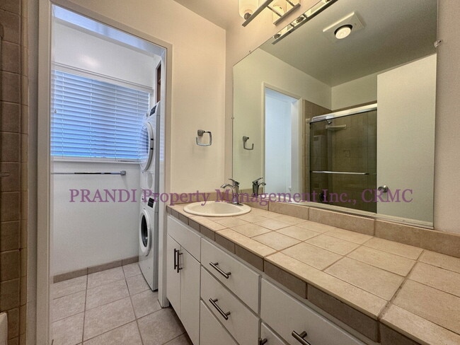 Building Photo - Updated Towhome with Washer/Dryer, Near Pa...