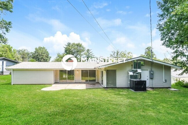 Building Photo - 4 Bedroom Pet-Friendly Home in St. Louis, MO with Main Street Renewal