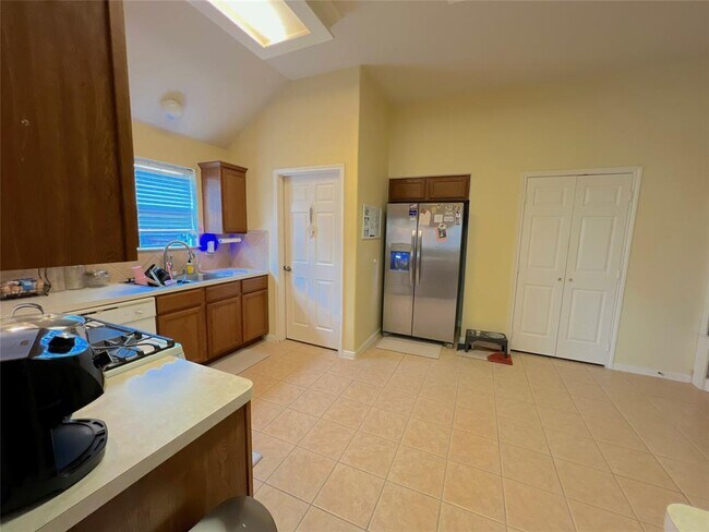 Building Photo - 24027 Floragate Dr