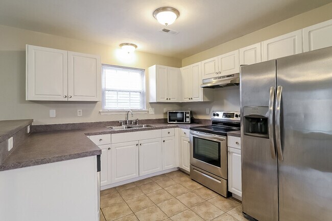 Building Photo - Cute 3BR, 2.5BA home