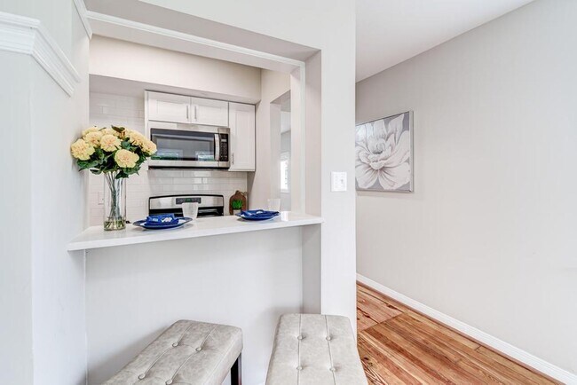 Building Photo - Bright and Newly Updated Apartment in the Heart of Old Town!