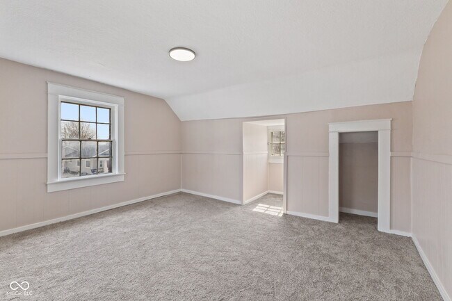 Building Photo - 320 Lockerbie St