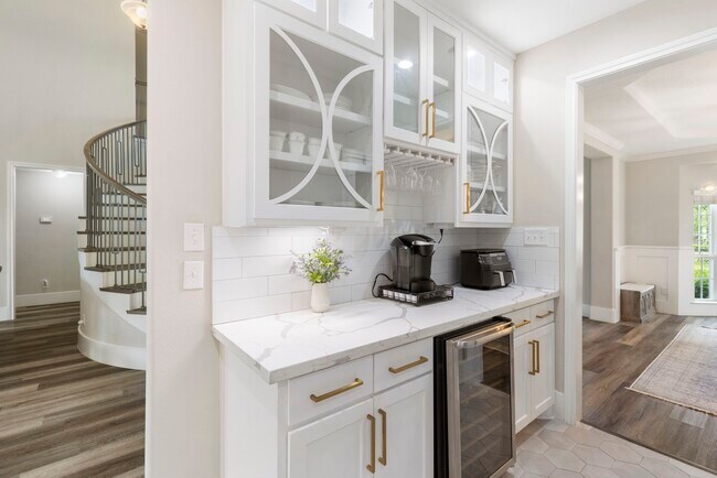 Building Photo - 6223 Pinewood Heights Dr