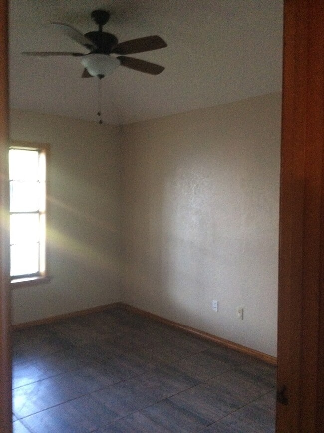 Building Photo - 1128 Redbud Ave
