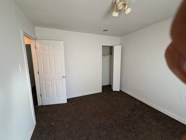 Building Photo - 2 bed 1 bath house!