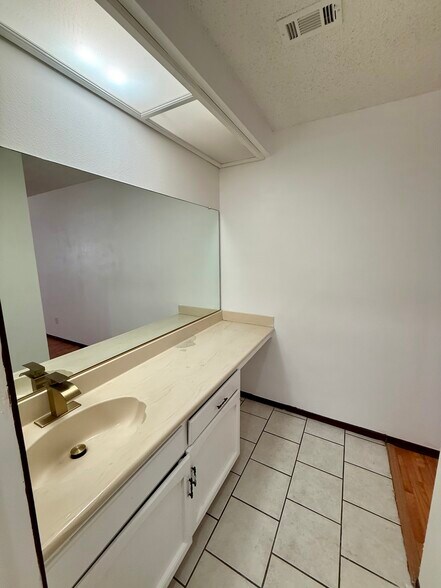 Building Photo - 2920 Bixby Dr