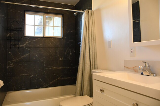 Building Photo - 61576 Aberdeen Dr