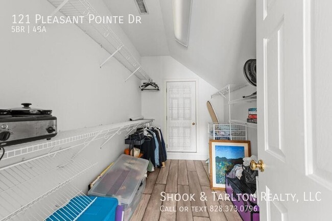 Building Photo - 121 Pleasant Point Dr