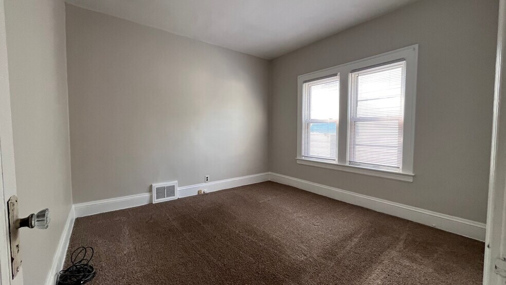 Building Photo - 3252 E 142nd St