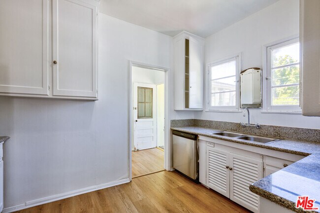 Building Photo - 203 S Doheny Dr