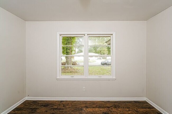 Building Photo - $1,199! 3Bed/ 1 Bath House! North of Birmingham! Save 50% off the first full month's rent. Apply ...