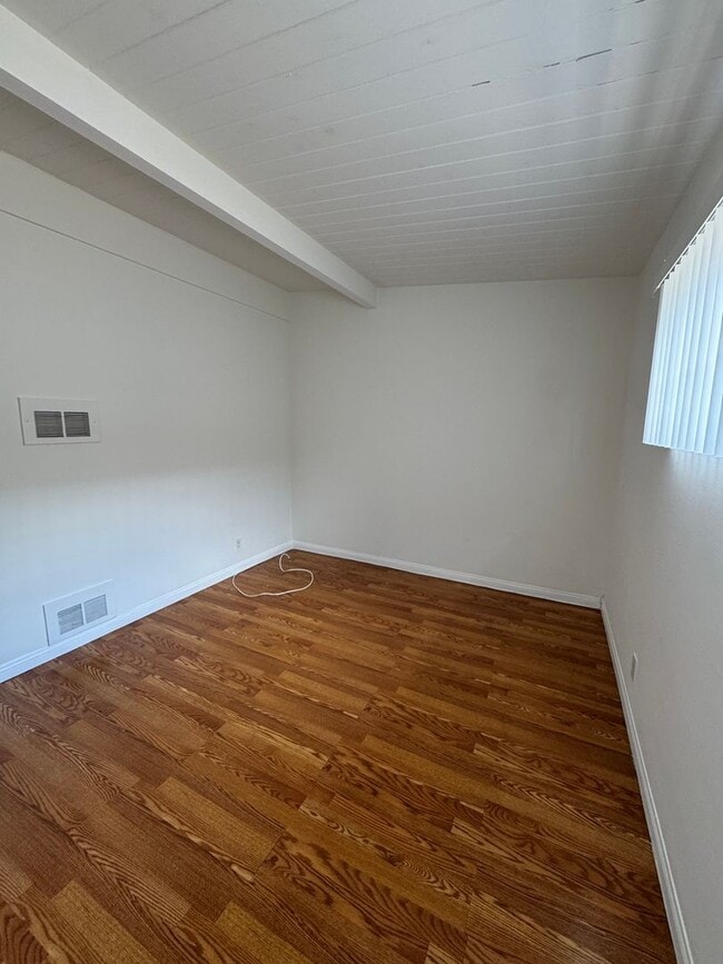Building Photo - Comfortable 1-Bedroom in Gardena with Park...