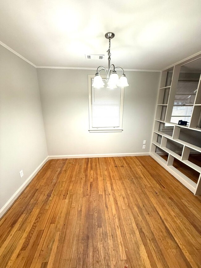 Building Photo - ** 3 Bed 2 Bath located off Narrow Lane rd...