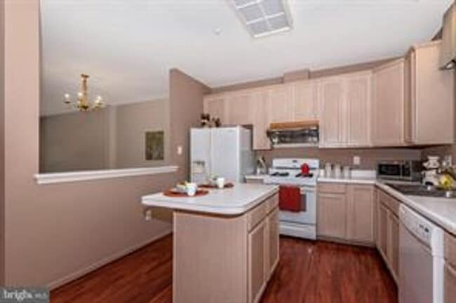 Building Photo - WELL MAINTAINED TOWNHOUSE WITH ONE CAR GARAGE, DECK,