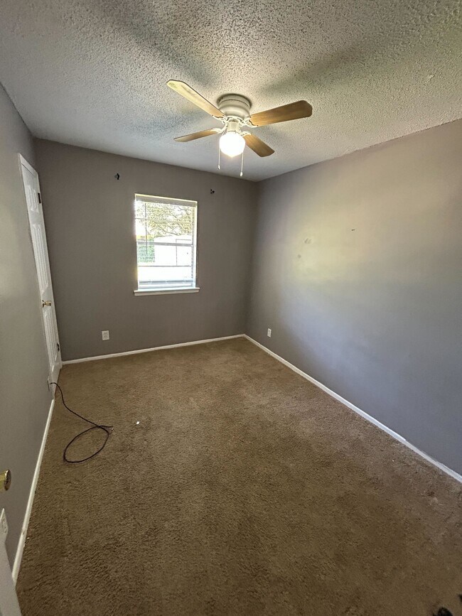 Building Photo - 728 Amity Ln