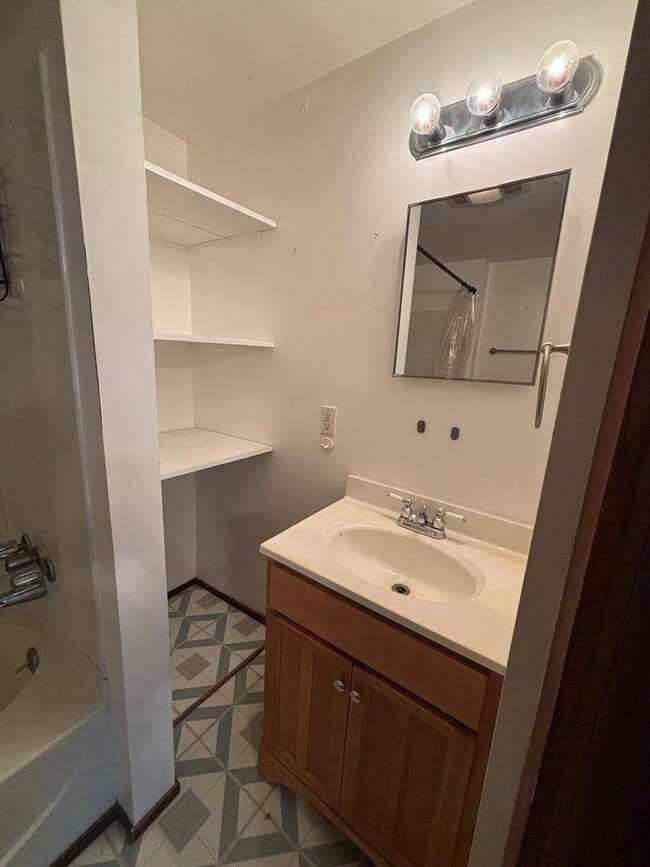 Building Photo - 2 Bedroom Home in Carnegie!