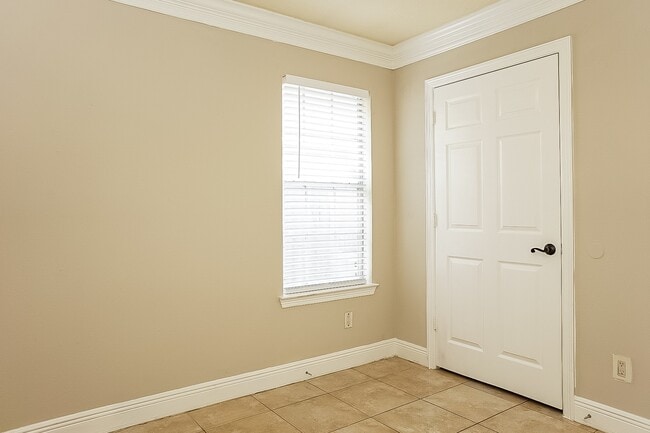 Building Photo - 1226 Dutch St