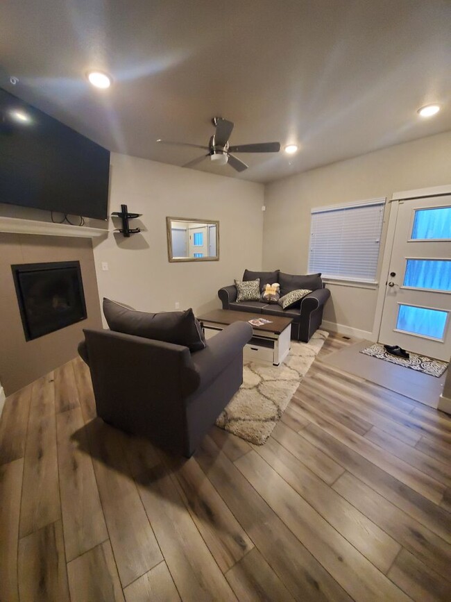 Building Photo - 2 Bed 2.5 Bath Condo in Mid-Fort Collins!