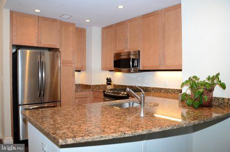 Building Photo - 8220 Crestwood Heights Dr