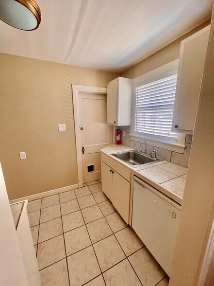 Building Photo - 611 Lakeland Dr