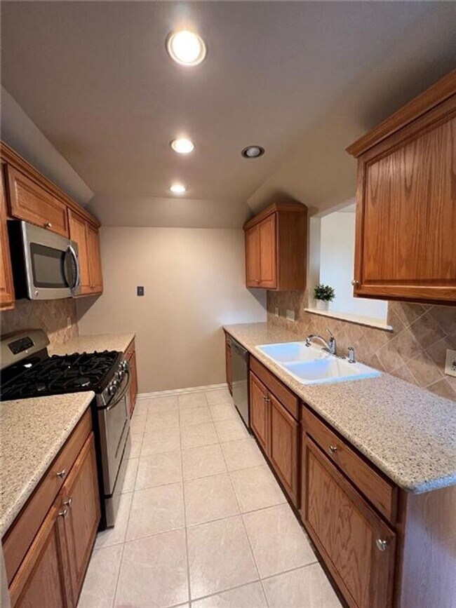 Building Photo - Arbor Village Condominium / Beautiful Update Unit / Refrigerator, Washer & Dryer included