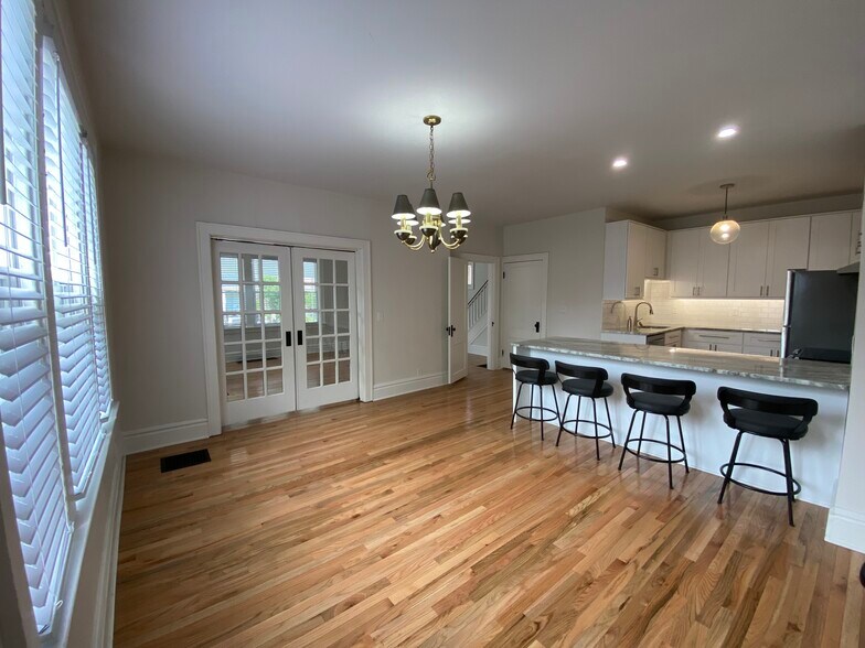 Building Photo - 1353 E Rich St