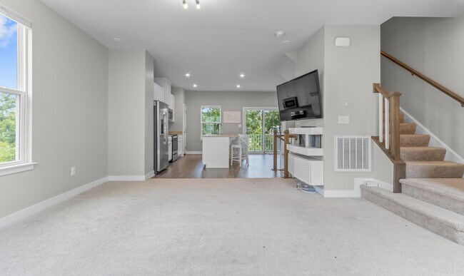 Building Photo - 446 Westport St