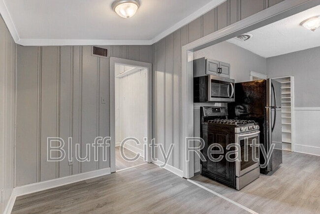 Building Photo - 716 Loeb St