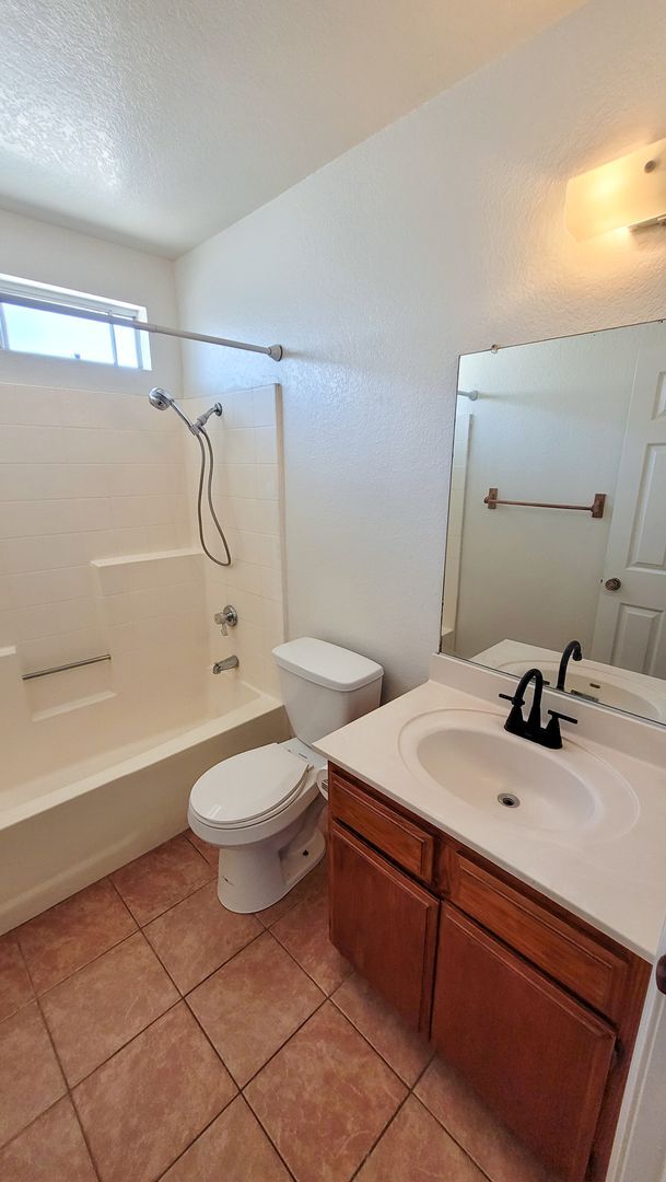 Building Photo - Upstairs 3 Bedroom 2 Bath Apartment with H...