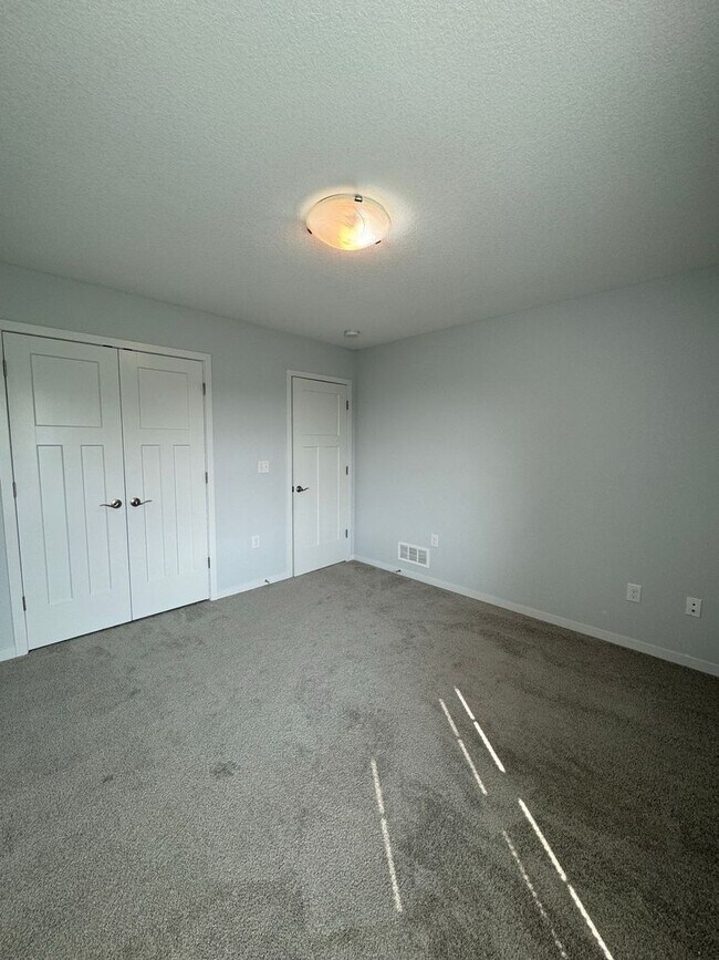 Building Photo - 4 Bedroom, 3 1/2 bathroom in Olathe!