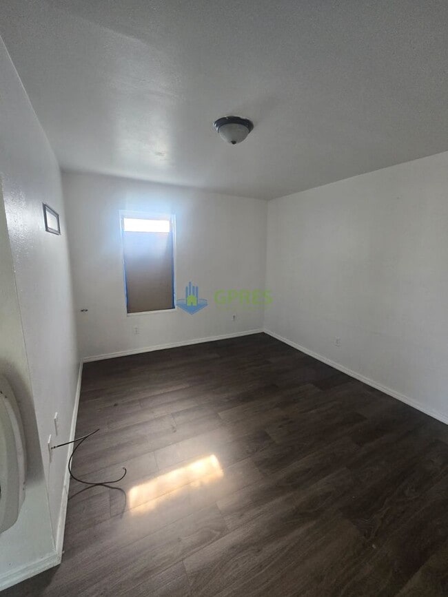 Building Photo - 641 Linden Ave