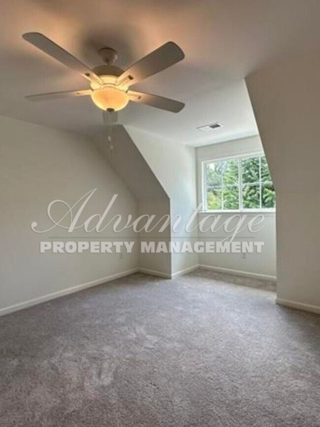 Building Photo - Gorgeous Updated Home For Rent in U of M a...