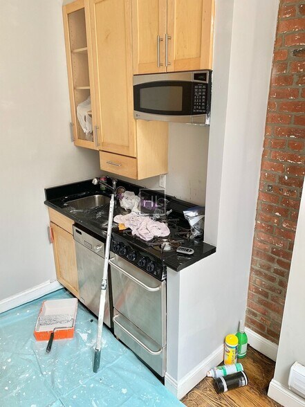 Building Photo - 10TH AVE.