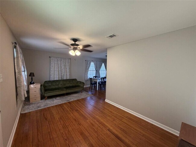 Building Photo - 521 S Oak Ave