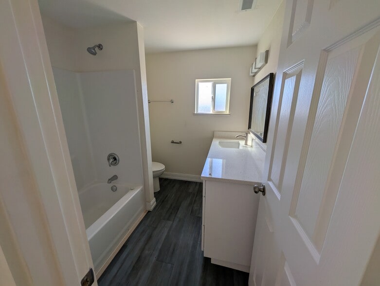 bath 1 - 3603 Sunnyview Rd NE