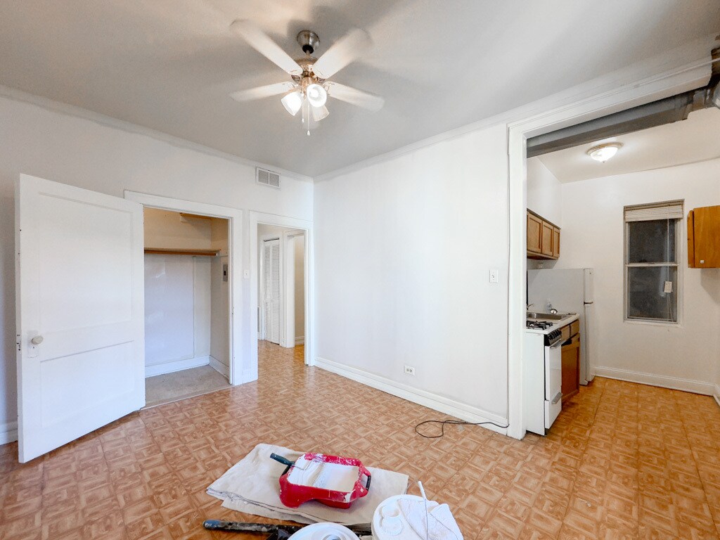 Building Photo - 2405 W Wilson Ave