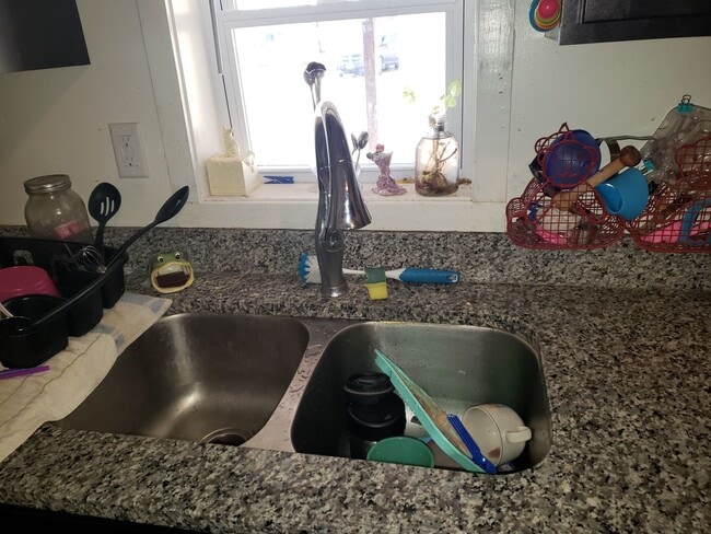 Building Photo - 2 BR 1 1/2 Bath 2 Story Available Now!