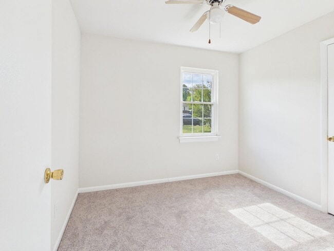 Building Photo - 2336 Sara Ln