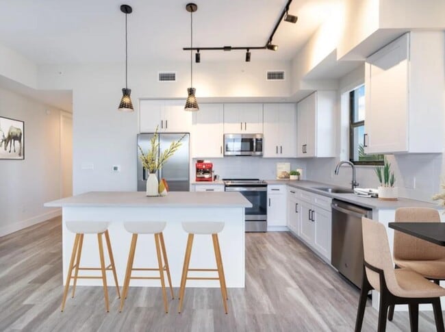 Building Photo - 1301 Alpha St