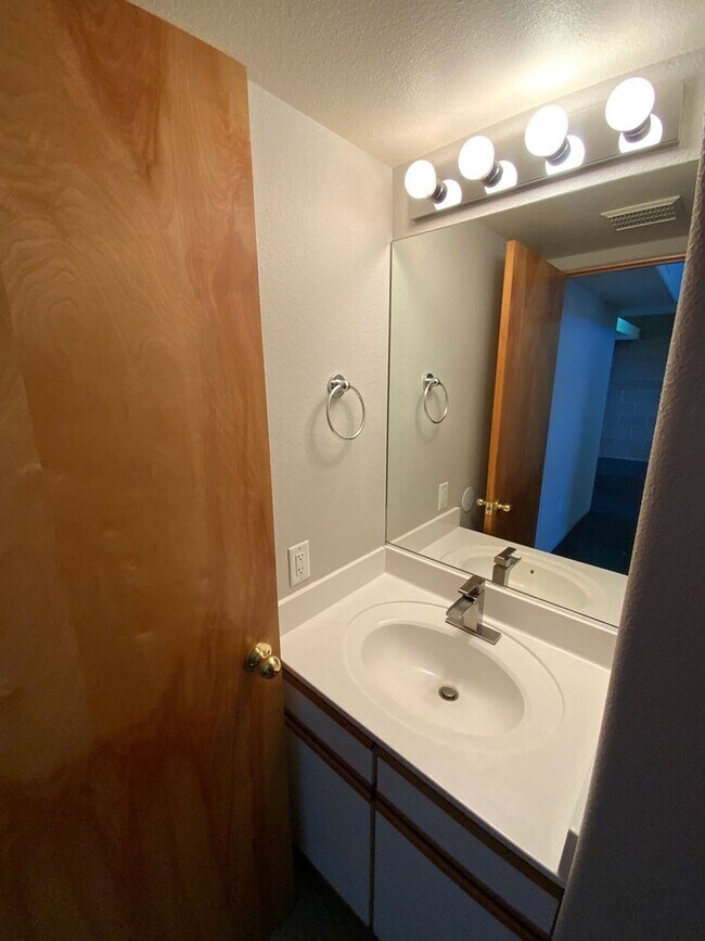 Building Photo - 3 Bedroom Townhome Available Near Eubank Blvd NE & Montgomery Blvd NE!