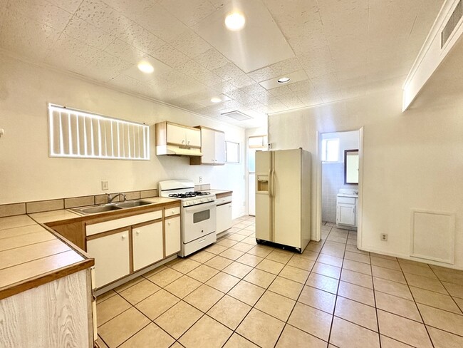 Building Photo - Gigantic Yard 2 Bedroom with Washer/Dryer,...